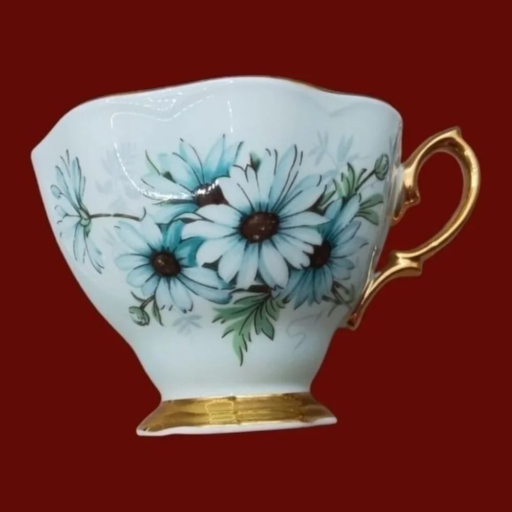 Royal Albert teacup and saucer wt blue daisies gold trim - Picture 4 of 9